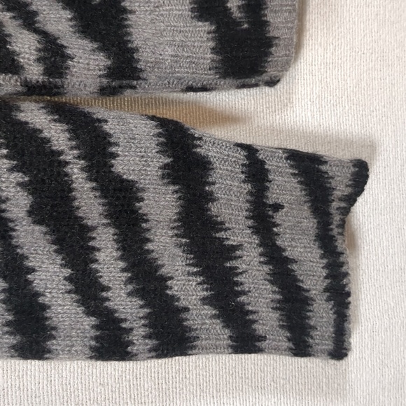 C by Bloomingdales 100% Cashmere Zebra Print Sweater Size Small EUC - Picture 11 of 14